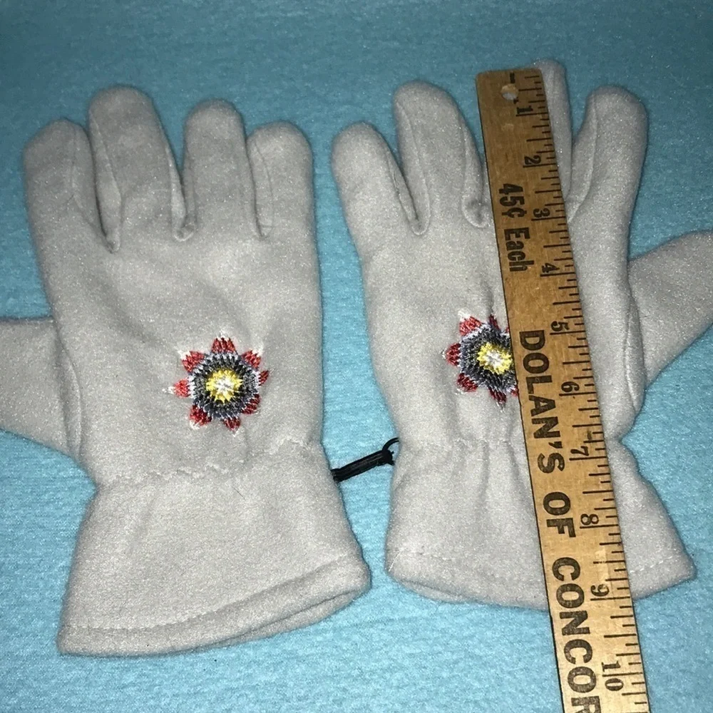 𝅺Gloves- embroidered soft fleece hook together clasp NEW size M/L